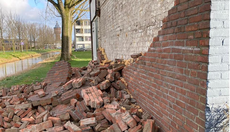 Afbeelding Stormschade aan flats in Sneek