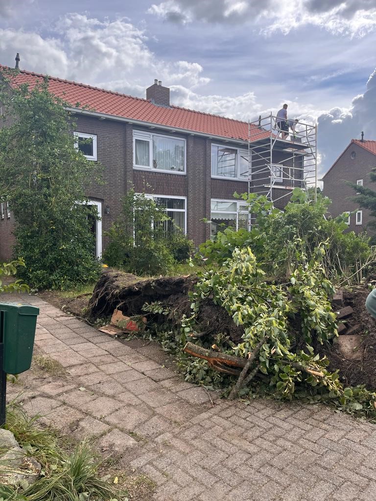 Afbeelding Herstelwerk aan de Azaleastraat na storm Poly
