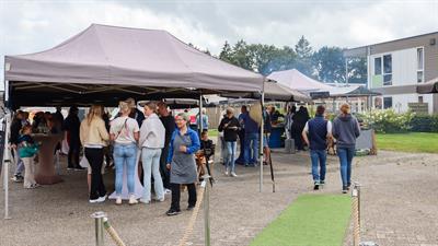 Afbeelding Nieuwe bewoners vieren oplevering 25 sociale huurwoningen