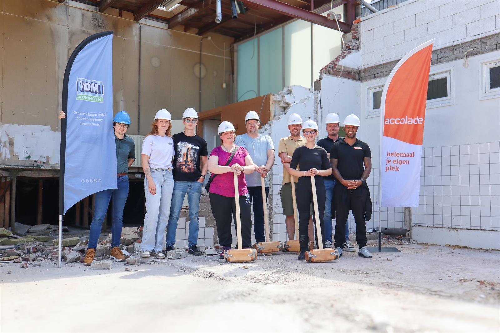 Afbeelding Symbolisch startmoment van de sloop aan de Schoolstraat in Heerenveen