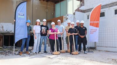 Afbeelding Symbolisch startmoment van de sloop aan de Schoolstraat in Heerenveen